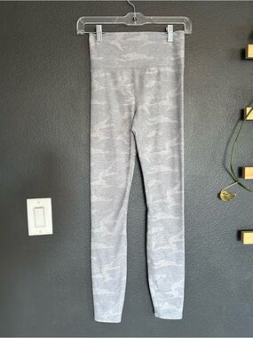 Vuori Gray Camo Leggings XS High Rise Performance Yoga Pants Hidden Pocket